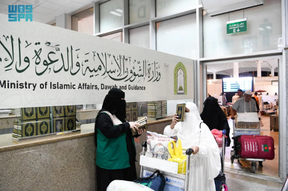 هدية خادم الحرمين تتواصل.. توزيع المصاحف المستمر على آلاف الحجاج المغادرين