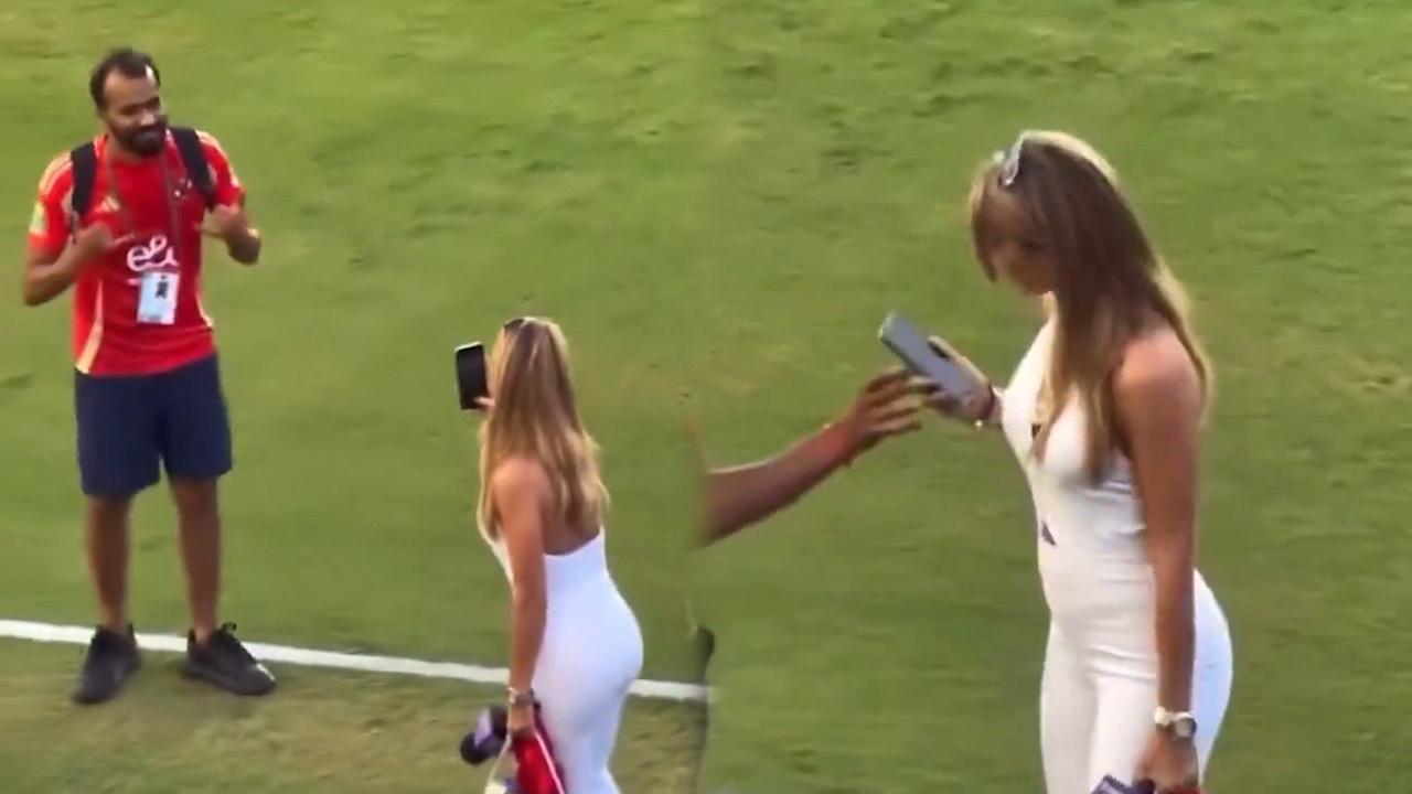 مشجع الأهلي المصري يطالب المذيعة المكسيكية الشهيرة بالتقاط صورة له من المدرجات – فيديو